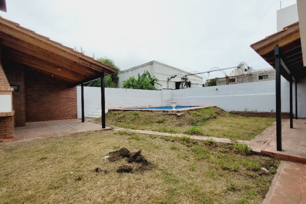 hermosa casa centrica 2 dormitorios, 2 baños, garaje  amplio estar comedor, amplia cocina comedor, quincho con asador, pileta