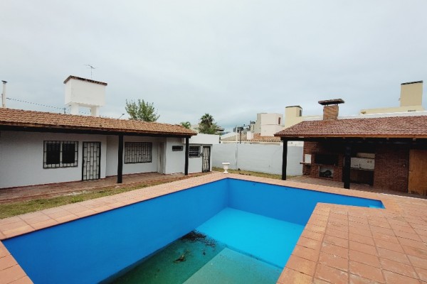 hermosa casa centrica 2 dormitorios, 2 baños, garaje  amplio estar comedor, amplia cocina comedor, quincho con asador, pileta