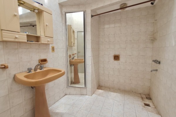 hermosa casa centrica 2 dormitorios, 2 baños, garaje  amplio estar comedor, amplia cocina comedor, quincho con asador, pileta