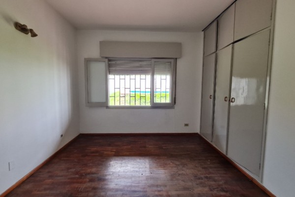 hermosa casa centrica 2 dormitorios, 2 baños, garaje  amplio estar comedor, amplia cocina comedor, quincho con asador, pileta