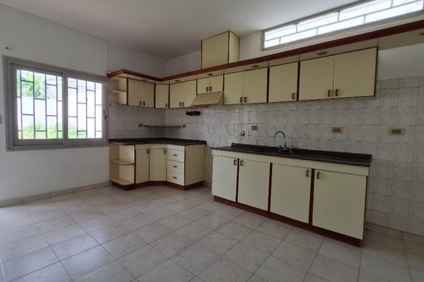 hermosa casa centrica 2 dormitorios, 2 baños, garaje  amplio estar comedor, amplia cocina comedor, quincho con asador, pileta