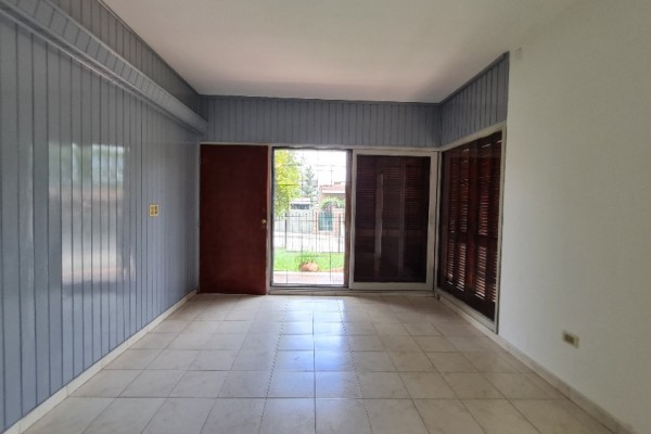 hermosa casa centrica 2 dormitorios, 2 baños, garaje  amplio estar comedor, amplia cocina comedor, quincho con asador, pileta
