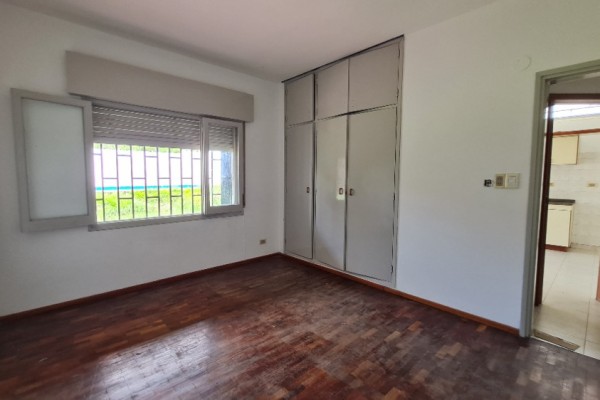 hermosa casa centrica 2 dormitorios, 2 baños, garaje  amplio estar comedor, amplia cocina comedor, quincho con asador, pileta