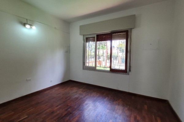 hermosa casa centrica 2 dormitorios, 2 baños, garaje  amplio estar comedor, amplia cocina comedor, quincho con asador, pileta