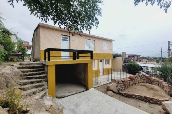 Inmueble con dos departamentos independientes de 2 dormitorios y uno respectivamente