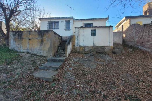 Casa 2 dormitorios amplio parque a 15 cuadras del centro