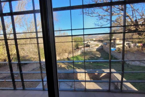 Casa 2 dormitorios amplio parque a 15 cuadras del centro