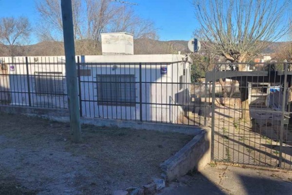 Casa 2 dormitorios amplio parque a 15 cuadras del centro