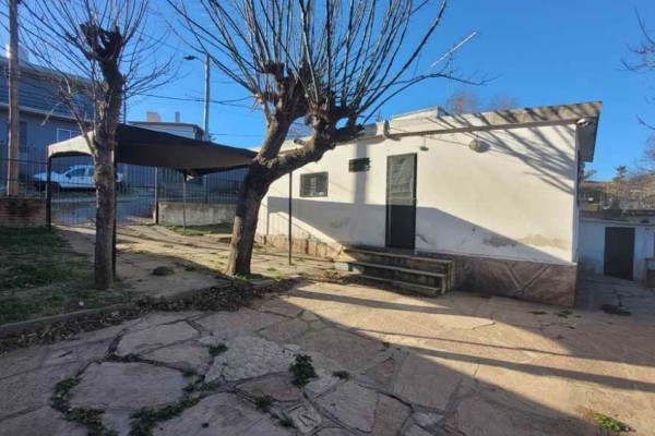 Casa 2 dormitorios amplio parque a 15 cuadras del centro