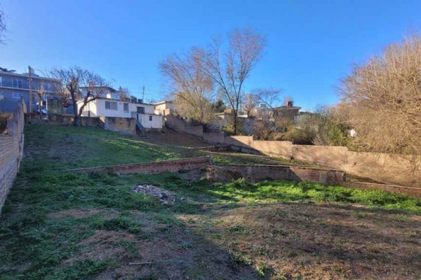 Casa 2 dormitorios amplio parque a 15 cuadras del centro