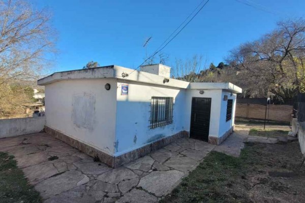 Casa 2 dormitorios amplio parque a 15 cuadras del centro