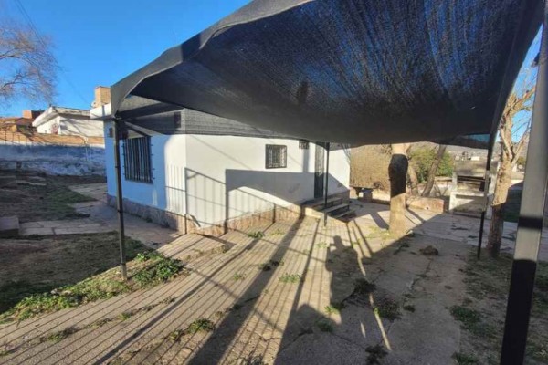 Casa 2 dormitorios amplio parque a 15 cuadras del centro