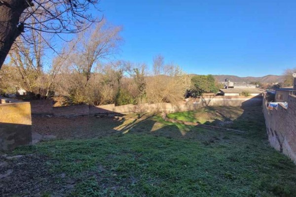 Casa 2 dormitorios amplio parque a 15 cuadras del centro