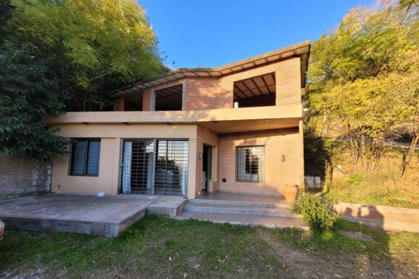 Casa 1 dormitorio amplio estar comedor, estructura con techo a terminar 
