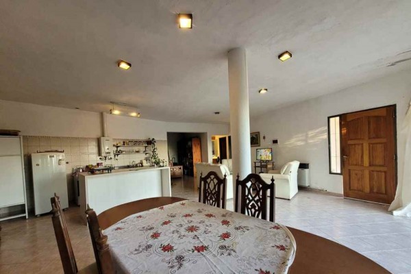 Casa 1 dormitorio amplio estar comedor, estructura con techo a terminar 