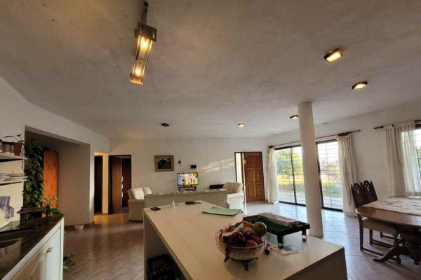 Casa 1 dormitorio amplio estar comedor, estructura con techo a terminar 