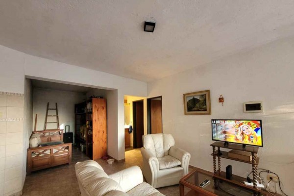Casa 1 dormitorio amplio estar comedor, estructura con techo a terminar 