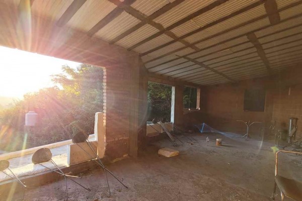 Casa 1 dormitorio amplio estar comedor, estructura con techo a terminar 