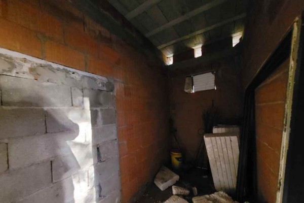 Casa 1 dormitorio amplio estar comedor, estructura con techo a terminar 