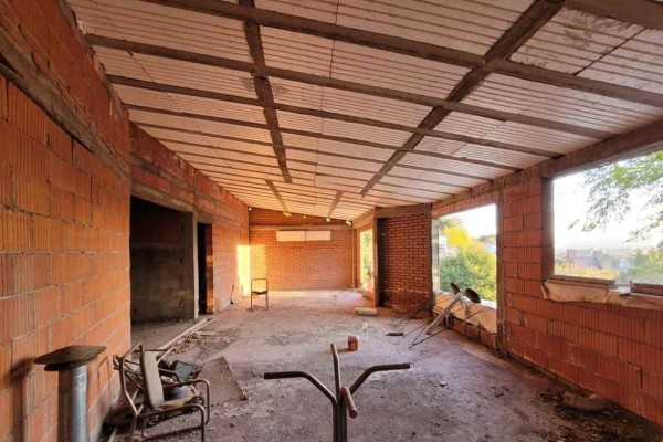 Casa 1 dormitorio amplio estar comedor, estructura con techo a terminar 