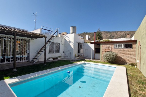 CASA EN VENTA - 2 DORMITORIOS -  BARRIO JOSE MUÑOZ
