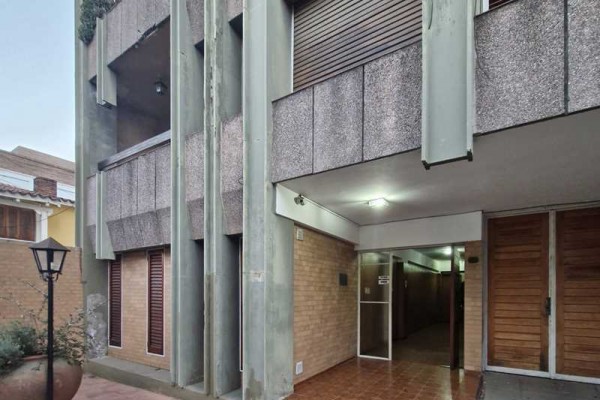 Departamento calle Alvear 1 dormitorio sin cochera . Planta baja con patio propio