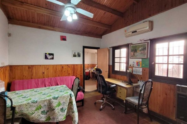 Casa calle Esquiu ideal para reciclar o construcción edificio