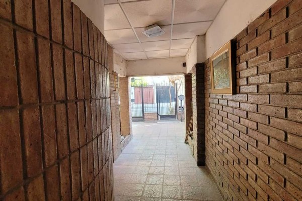 Casa calle Esquiu ideal para reciclar o construcción edificio