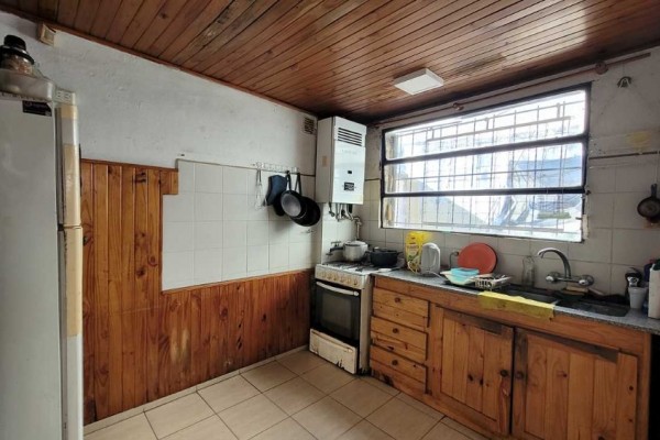 Casa calle Esquiu ideal para reciclar o construcción edificio