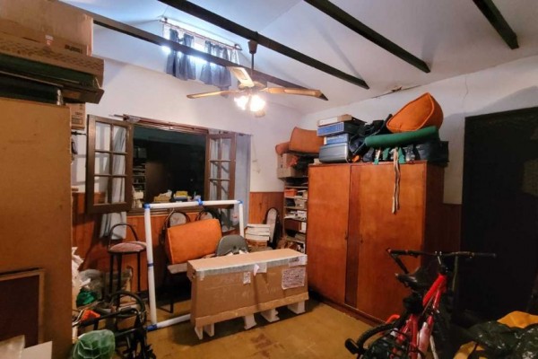Casa calle Esquiu ideal para reciclar o construcción edificio