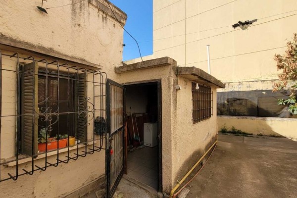 Casa calle Esquiu ideal para reciclar o construcción edificio