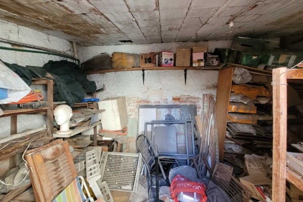 Casa calle Esquiu ideal para reciclar o construcción edificio