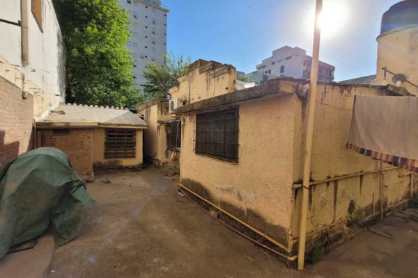 Casa calle Esquiu ideal para reciclar o construcción edificio