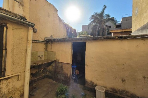 Casa calle Esquiu ideal para reciclar o construcción edificio