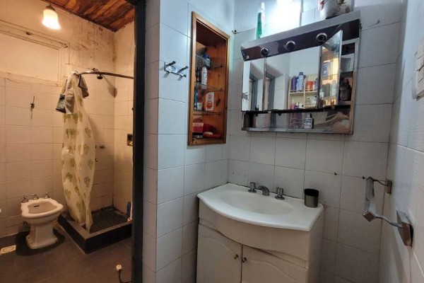 Casa calle Esquiu ideal para reciclar o construcción edificio