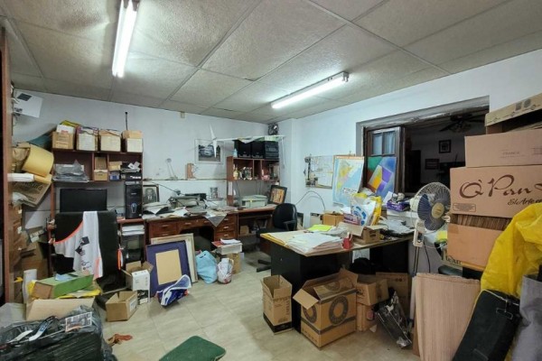 Casa calle Esquiu ideal para reciclar o construcción edificio