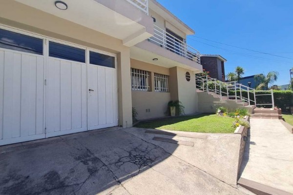 HERMOSA CASA CON DEPARTAMENTO SOBRE CALLE LOS SAUCES: IDEAL PARA COMERCIO