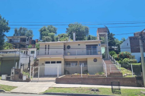 HERMOSA CASA CON DEPARTAMENTO SOBRE CALLE LOS SAUCES: IDEAL PARA COMERCIO