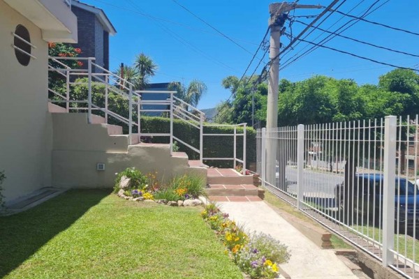 HERMOSA CASA CON DEPARTAMENTO SOBRE CALLE LOS SAUCES: IDEAL PARA COMERCIO