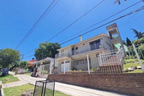 HERMOSA CASA CON DEPARTAMENTO SOBRE CALLE LOS SAUCES: IDEAL PARA COMERCIO