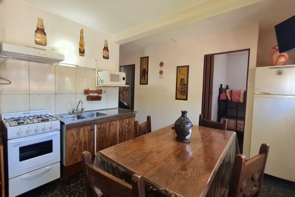 HERMOSA CASA CON DEPARTAMENTO SOBRE CALLE LOS SAUCES: IDEAL PARA COMERCIO