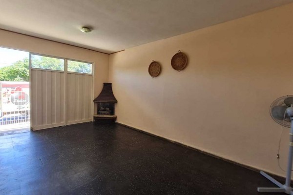 HERMOSA CASA CON DEPARTAMENTO SOBRE CALLE LOS SAUCES: IDEAL PARA COMERCIO
