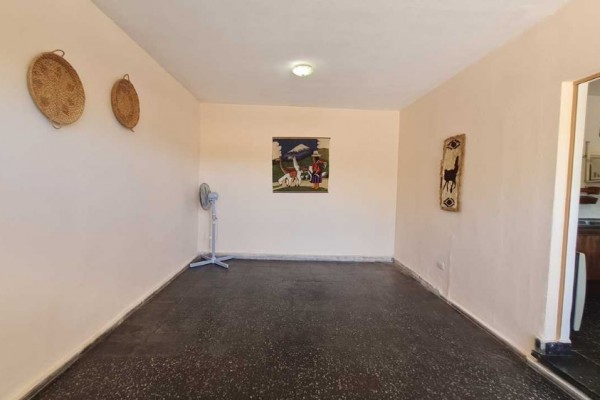 HERMOSA CASA CON DEPARTAMENTO SOBRE CALLE LOS SAUCES: IDEAL PARA COMERCIO