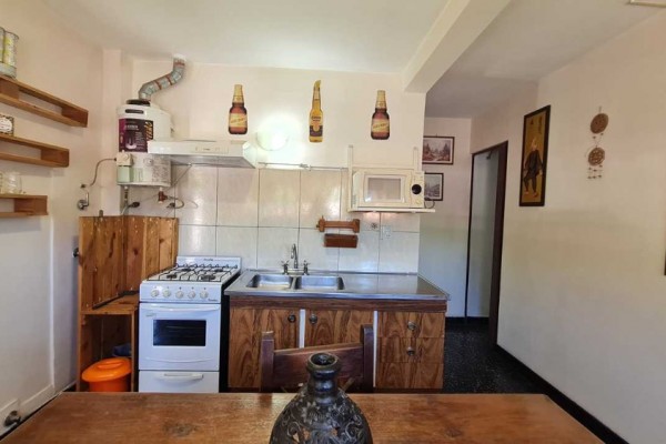 HERMOSA CASA CON DEPARTAMENTO SOBRE CALLE LOS SAUCES: IDEAL PARA COMERCIO