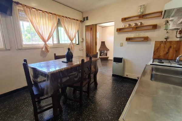 HERMOSA CASA CON DEPARTAMENTO SOBRE CALLE LOS SAUCES: IDEAL PARA COMERCIO