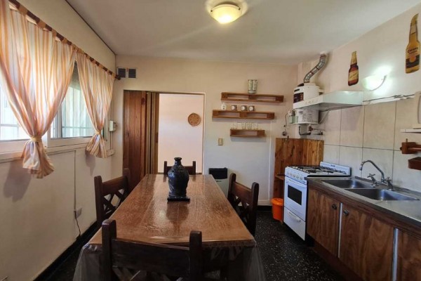 HERMOSA CASA CON DEPARTAMENTO SOBRE CALLE LOS SAUCES: IDEAL PARA COMERCIO