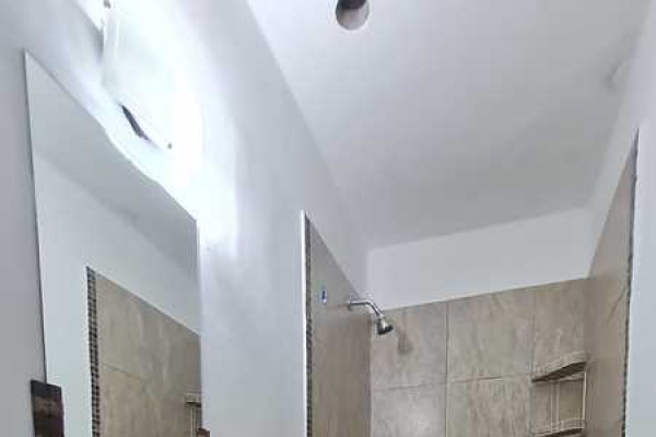 HERMOSA CASA CON DEPARTAMENTO SOBRE CALLE LOS SAUCES: IDEAL PARA COMERCIO