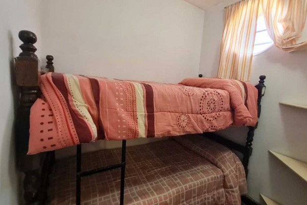 HERMOSA CASA CON DEPARTAMENTO SOBRE CALLE LOS SAUCES: IDEAL PARA COMERCIO