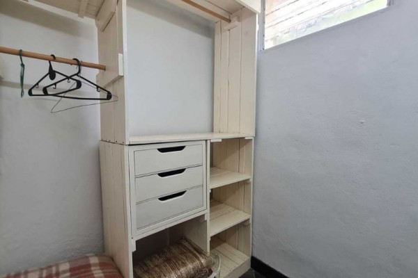 HERMOSA CASA CON DEPARTAMENTO SOBRE CALLE LOS SAUCES: IDEAL PARA COMERCIO