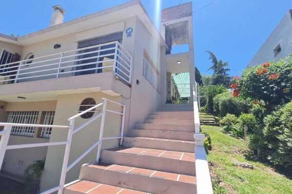 HERMOSA CASA CON DEPARTAMENTO SOBRE CALLE LOS SAUCES: IDEAL PARA COMERCIO